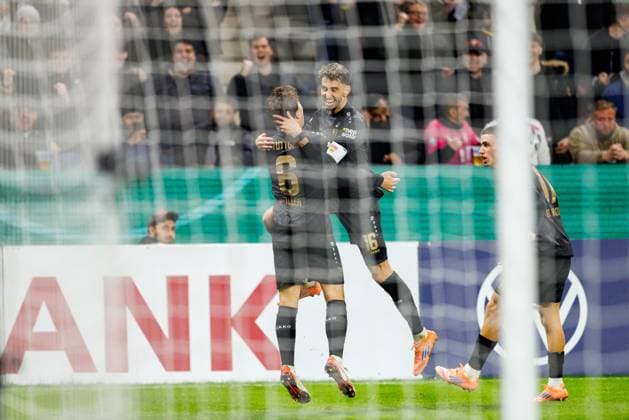 DFB Pokal: 1. FSV Mainz 05 vs. VfB Stuttgart, 29.10.2025 MAINZ, DEUTSCHLAND - OCTOBER 29: Atakan Karazor (VfB Stuttgart, 16) celebrates scoring his team s second goal with teammates during the DFB Pokal match between DFB Pokal: 1. FSV Mainz 05 vs. VfB Stuttgart at MEWA Arena on matchday 2 of the DFB Pokal on October 29, 2025 in Mainz, Deutschland. DFL REGULATIONS PROHIBIT ANY USE OF PHOTOGRAPHS AS IMAGE SEQUENCES AND OR QUASI-VIDEO. Copyright: xBEAUTIFULxSPORTS Hahnex