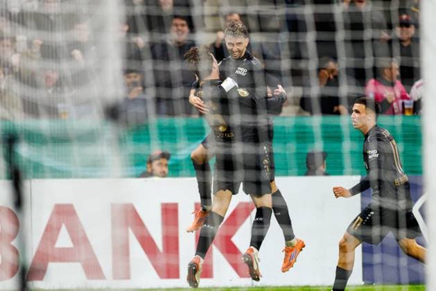 DFB Pokal: 1. FSV Mainz 05 vs. VfB Stuttgart, 29.10.2025 MAINZ, DEUTSCHLAND - OCTOBER 29: Atakan Karazor (VfB Stuttgart, 16) celebrates scoring his team s second goal with teammates during the DFB Pokal match between DFB Pokal: 1. FSV Mainz 05 vs. VfB Stuttgart at MEWA Arena on matchday 2 of the DFB Pokal on October 29, 2025 in Mainz, Deutschland. DFL REGULATIONS PROHIBIT ANY USE OF PHOTOGRAPHS AS IMAGE SEQUENCES AND OR QUASI-VIDEO. Copyright: xBEAUTIFULxSPORTS Hahnex