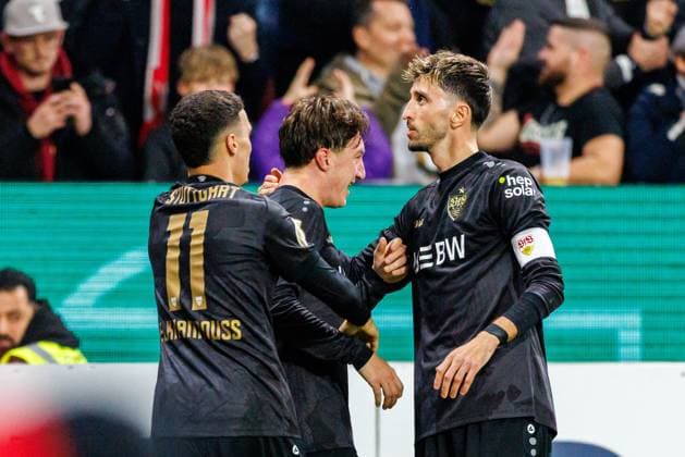 MAINZ, DEUTSCHLAND - OCTOBER 29: Atakan Karazor (VfB Stuttgart, 16) celebrates scoring his team s second goal with teammates during the DFB Pokal match between DFB Pokal: 1. FSV Mainz 05 vs. VfB Stuttgart at MEWA Arena on matchday 2 of the DFB Pokal on October 29, 2025 in Mainz, Deutschland. DFL REGULATIONS PROHIBIT ANY USE OF PHOTOGRAPHS AS IMAGE SEQUENCES AND OR QUASI-VIDEO. Rheinland-Pfalz Deutschland Copyright: xBEAUTIFULxSPORTS Hahnex
