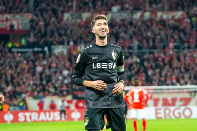 GER, Mainz, Fußball, DFB-Pokal, 2. Hauptrunde, FSV Mainz 05 vs. VFB Stuttgart im Bild v.l.: Atakan Karazor (VFB Stuttgart 16), torjubel 29.10.2025, MEWA-Arena Mainz DFB REGULATIONS PROHIBIT ANY USE OF PHOTOGRAPHS AS IMAGE SEQUENCES AND OR QUASI-VIDEO, Copyright: HMBxMedia PaulxFritz