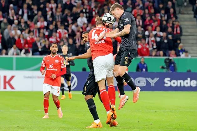 Mainz, Deutschland 29. Oktober 2025: DFB Pokal - 2025 2026 - 1. FSV Mainz 05 vs. VfB Stuttgart Im Bild: v. li. im Zweikampf Nelson Weiper (Mainz) gegen Ramon Hendriks (Stuttgart). DFB regulations prohibit any use of photographs as image sequences and or quasi-video Mewa Arena Rheinland Pfalz Copyright: xFotostandx xRacochax