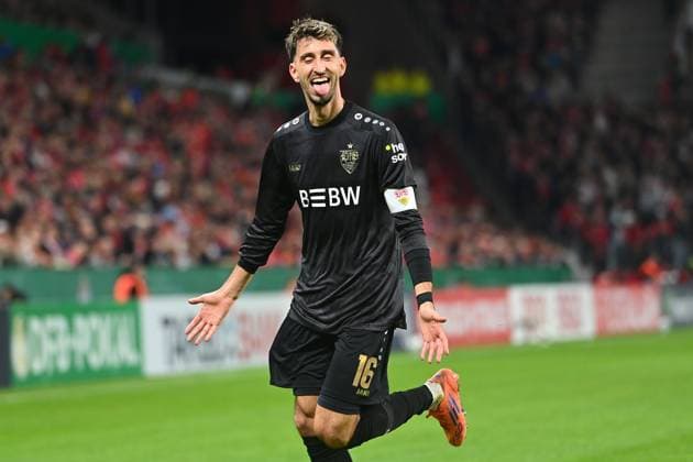 Torjubel Atakan KARAZOR (VFB Stuttgart) nach Tor zum 0-2, Jubel,Freude,Begeisterung,Aktion, Fussball DFB Pokal , 2.Runde 1.FSV Mainz 05 - VfB Stuttgart am 29.10..2025 , MEWA ARENA Saison 2025 2026,