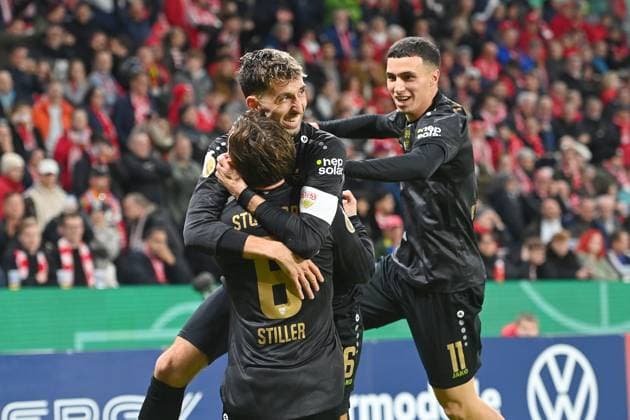 Torjubel Atakan KARAZOR (VFB Stuttgart) mit Angelo STILLER (VFB Stuttgart),re: Bilal EL KHANNOUSS (VFB Stuttgart) nach Tor zum 0-2, Jubel,Freude,Begeisterung,Aktion, Fussball DFB Pokal , 2.Runde 1.FSV Mainz 05 - VfB Stuttgart am 29.10..2025 , MEWA ARENA Saison 2025 2026,