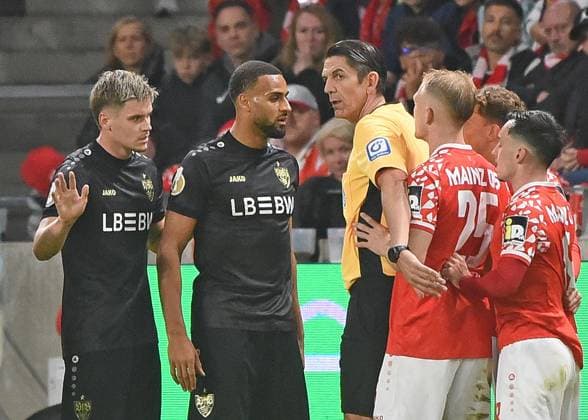 29.10.2025, xhbx, Fussball DFB Pokal 2.Runde, FSV Mainz 05 - VfB Stuttgart v.l. Deniz Aytekin (DFB Schiedsrichter) , Rudelbildung (DFL DFB REGULATIONS PROHIBIT ANY USE OF PHOTOGRAPHS as IMAGE SEQUENCES and or QUASI-VIDEO) Mainz