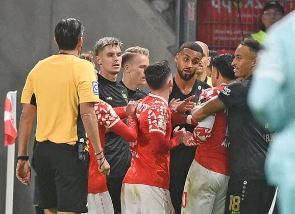 29.10.2025, xhbx, Fussball DFB Pokal 2.Runde, FSV Mainz 05 - VfB Stuttgart v.l. Deniz Aytekin (DFB Schiedsrichter) , Rudelbildung (DFL DFB REGULATIONS PROHIBIT ANY USE OF PHOTOGRAPHS as IMAGE SEQUENCES and or QUASI-VIDEO) Mainz