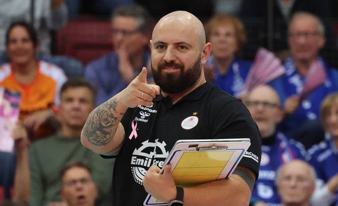 Stuttgart , Volleyball Bundesliga Allianz MTV Stuttgart vs. Dresdner SC , Trainer Konstantin Bitter ( Allianz )