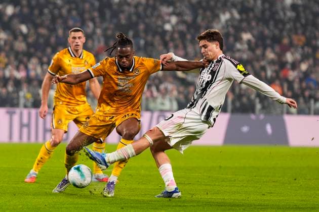 JuventusÕs Kenan Yildiz fights for the ball with Udinese s Kingsley Ehizibue during the Serie A soccer match between Juventus Fc and Udinese at the Juventus Stadium in Turin, north west Italy - October 29, 2025. - Soccer  Copyright: xFabioxFerrari LaPressex