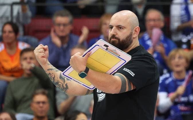Stuttgart , Volleyball Bundesliga Allianz MTV Stuttgart vs. Dresdner SC , Jubel Konstantin Bitter ( Trainer Allianz )