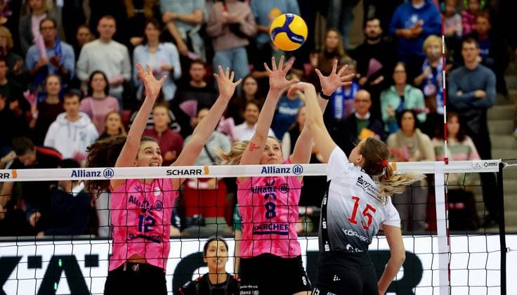 Stuttgart , Volleyball Bundesliga Allianz MTV Stuttgart vs. Dresdner SC , von links: Lucia Varela Gomez Eleanor Holthaus ( Allianz ) Marta Levinska ( Dresden )