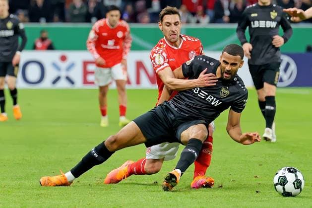 Mainz, Deutschland 29. Oktober 2025: DFB Pokal - 2025 2026 - 1. FSV Mainz 05 vs. VfB Stuttgart Im Bild: v. li. im Zweikampf Dominik Kohr (Mainz) gegen Josha Vagnoman (Stuttgart). DFB regulations prohibit any use of photographs as image sequences and or quasi-video Mewa Arena Rheinland Pfalz Copyright: xFotostandx xRacochax