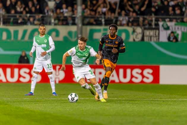 Fürth, Deutschland 29. Oktober 2025: DFB Pokal - 2025 2026 - SpVgg Greuther Fürth vs. 1. FC Kaiserslautern Im Bild: v. li. im Zweikampf Torhüter Sebastian Jung (SpVgg) und Maxwell Gyamfi (1.FCK) DFB regulations prohibit any use of photographs as image sequences and or quasi-video. Sportpark Ronhof Bayern Copyright: xFotostandx xSchäferx