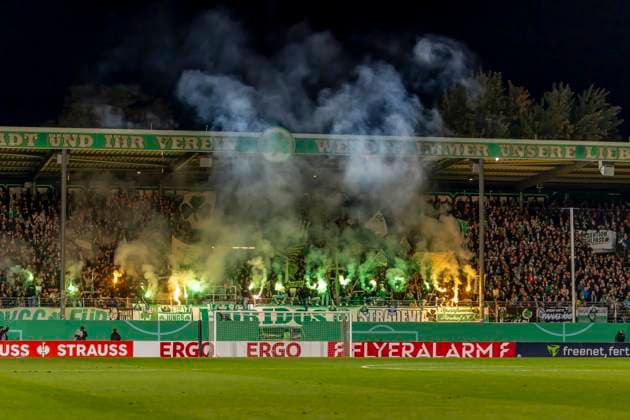 Fürth, Deutschland 29. Oktober 2025: DFB Pokal - 2025 2026 - SpVgg Greuther Fürth vs. 1. FC Kaiserslautern Im Bild: Die Fans von Greuther Fürth zünden Pyrotechnik in der Kurve DFB regulations prohibit any use of photographs as image sequences and or quasi-video. Sportpark Ronhof Bayern Copyright: xFotostandx xSchäferx