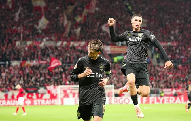 29.10.2025, Deutschland, Mainz, Fußball DFB Pokal 2. Runde, Saison 2025 2026, 1. FSV Mainz 05 vs. VfB Stuttgart, Jubel nach dem 0:2 Tor, Torschütze Atakan Karazor (VfB), rechts Bilal El Khannouss (VfB)