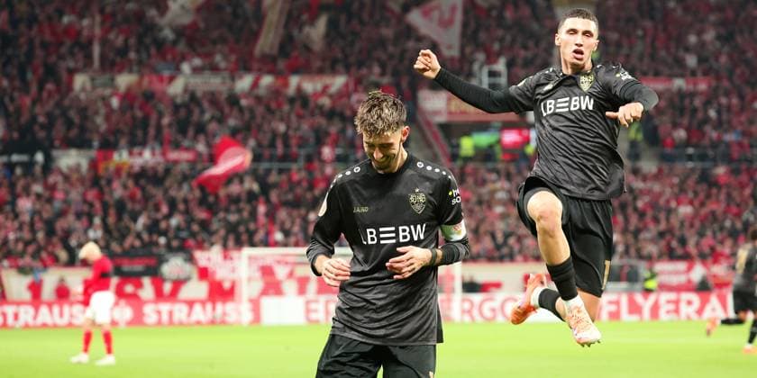 29.10.2025, Deutschland, Mainz, Fußball DFB Pokal 2. Runde, Saison 2025 2026, 1. FSV Mainz 05 vs. VfB Stuttgart, Jubel nach dem 0:2 Tor, Torschütze Atakan Karazor (VfB), rechts Bilal El Khannouss (VfB)