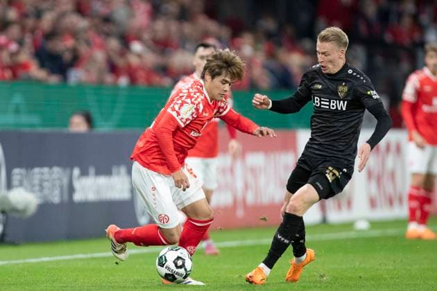 GER, Mainz, Fußball, DFB-Pokal, 2. Hauptrunde, FSV Mainz 05 vs. VFB Stuttgart im Bild v.l.: Kaishu Sano (FSV Mainz 05 06), Chris Fuehrich (VFB Stuttgart 10), Zweikampf 29.10.2025, MEWA-Arena Mainz DFB REGULATIONS PROHIBIT ANY USE OF PHOTOGRAPHS AS IMAGE SEQUENCES AND OR QUASI-VIDEO, Copyright: HMBxMedia PaulxFritz