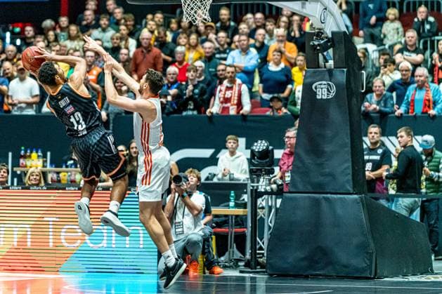Chemnitz, Deutschland 29. Oktober 2025: BKT EuroCup - 2025 2026 - Niners Chemnitz vs. Ratiofarm Ulm Im Bild: v. li. im Zweikampf Mark Smith (ULM) und Robbie Beran Jr (99) Copyright: xFotostandx xNachtigallx