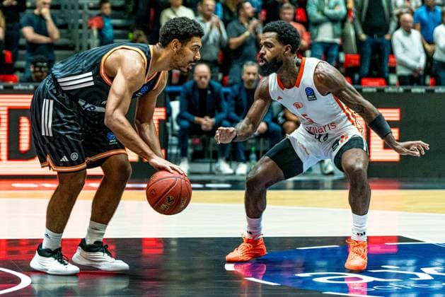 Chemnitz, Deutschland 29. Oktober 2025: BKT EuroCup - 2025 2026 - Niners Chemnitz vs. Ratiofarm Ulm Im Bild: v. li. im Zweikampf Mark Smith (ULM) und Corey Davis (99) Copyright: xFotostandx xNachtigallx