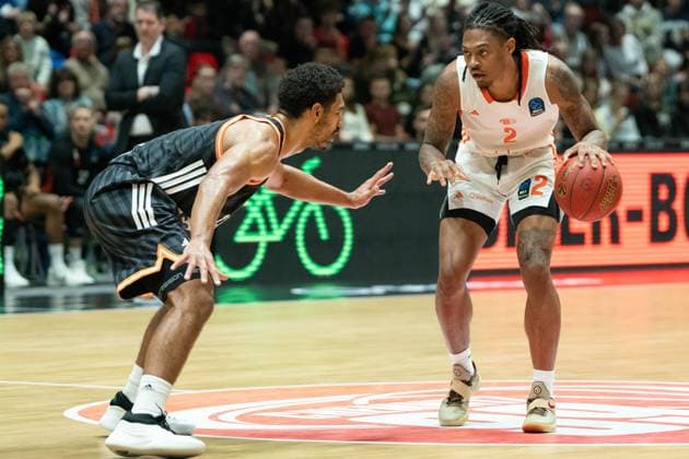 Chemnitz, Deutschland 29. Oktober 2025: BKT EuroCup - 2025 2026 - Niners Chemnitz vs. Ratiofarm Ulm Im Bild: v. li. im Zweikampf Mark Smith (ULM) und Nike Sibande (99) Copyright: xFotostandx xNachtigallx