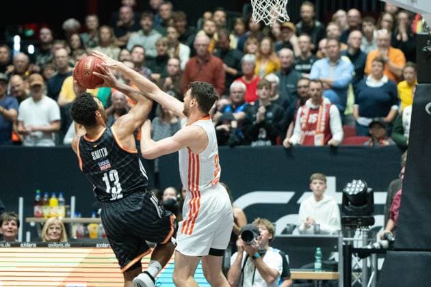 Chemnitz, Deutschland 29. Oktober 2025: BKT EuroCup - 2025 2026 - Niners Chemnitz vs. Ratiofarm Ulm Im Bild: v. li. im Zweikampf Mark Smith (ULM) und Robbie Beran Jr (99) Copyright: xFotostandx xNachtigallx