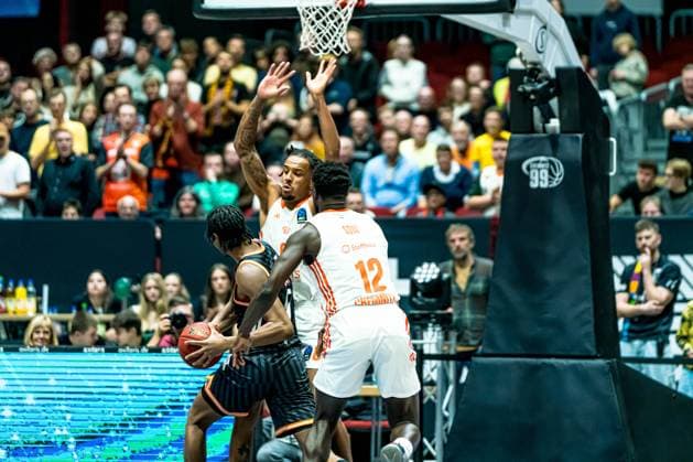 Chemnitz, Deutschland 29. Oktober 2025: BKT EuroCup - 2025 2026 - Niners Chemnitz vs. Ratiofarm Ulm Im Bild: v. li. im Zweikampf Mohamed Diakite (ULM), Kevin Yebo (99) und Amadou Sow (99) Copyright: xFotostandx xNachtigallx