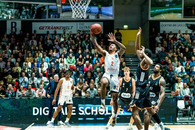 Chemnitz, Deutschland 29. Oktober 2025: BKT EuroCup - 2025 2026 - Niners Chemnitz vs. Ratiofarm Ulm Im Bild: Nike Sibande (99) mit einen Dunking Copyright: xFotostandx xNachtigallx