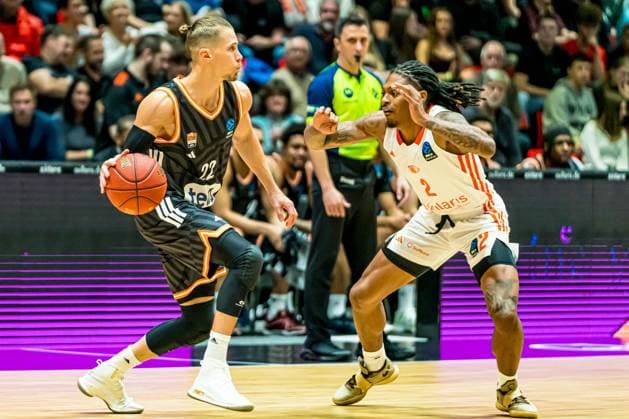 Chemnitz, Deutschland 29. Oktober 2025: BKT EuroCup - 2025 2026 - Niners Chemnitz vs. Ratiofarm Ulm Im Bild: v. li. im Zweikampf Thomas Klepeisz (ULM) und Nike Sibande (99) Copyright: xFotostandx xNachtigallx