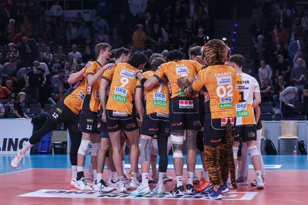 Team BRVolleys by the beginning, BRVolleys vs SV Warnemünde, Bundesliga, 2025_10_21 , Spieltag 3, Photo: Foot.Bowl Thomas Sobotzki Copyright: xFootxBowl ThomasxSobotzkix