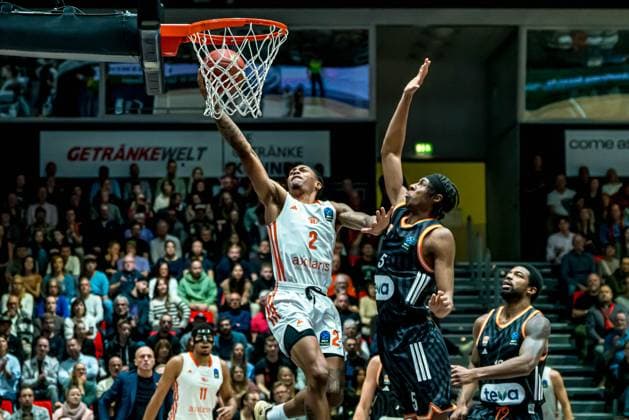 Chemnitz, Deutschland 29. Oktober 2025: BKT EuroCup - 2025 2026 - Niners Chemnitz vs. Ratiofarm Ulm Im Bild: v. li. im Zweikampf Nike Sibande (99) und Mohamed Diakite (ULM) am Korb Copyright: xFotostandx xNachtigallx