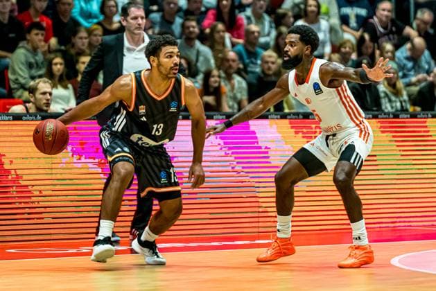 Chemnitz, Deutschland 29. Oktober 2025: BKT EuroCup - 2025 2026 - Niners Chemnitz vs. Ratiofarm Ulm Im Bild: v. li. im Zweikampf Mark Smith (ULM) und Corey Davis (99) Copyright: xFotostandx xNachtigallx