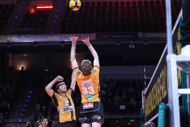 Matthew Knigge (BRVolleys, 02) und Fedor Ivanov (BRVolleys, 33) mit dem Ball, BRVolleys vs SV Warnemünde, Bundesliga, 2025_10_21 , Spieltag 3, Photo: Foot.Bowl Thomas Sobotzki Copyright: xFootxBowl ThomasxSobotzkix