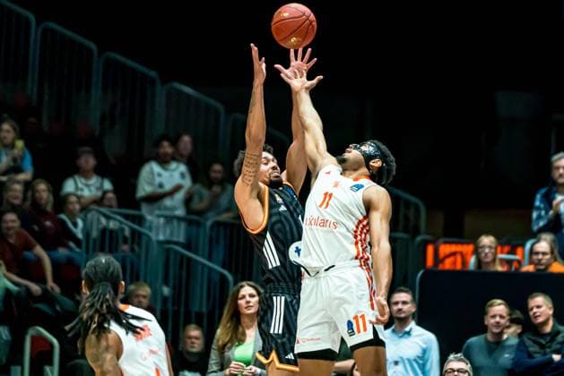 Chemnitz, Deutschland 29. Oktober 2025: BKT EuroCup - 2025 2026 - Niners Chemnitz vs. Ratiofarm Ulm Im Bild: v. li. im Zweikampf Len Schoormann (ULM) und Kostja Mushidi (99) Copyright: xFotostandx xNachtigallx