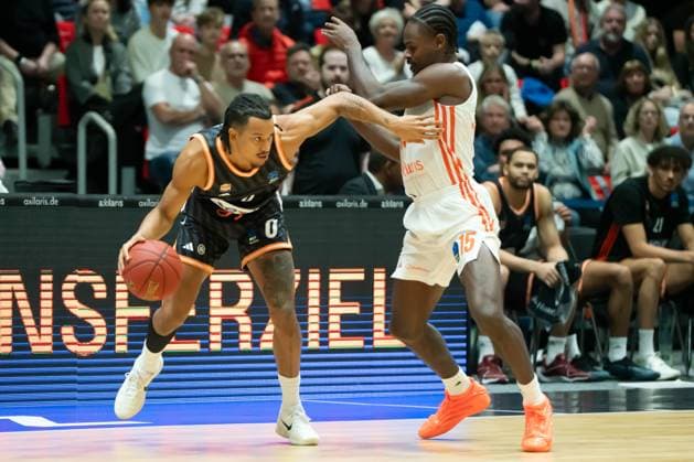 Chemnitz, Deutschland 29. Oktober 2025: BKT EuroCup - 2025 2026 - Niners Chemnitz vs. Ratiofarm Ulm Im Bild: v. li. im Zweikampf Nelson Weidemann (ULM) und Ty Brewer (99) Copyright: xFotostandx xNachtigallx