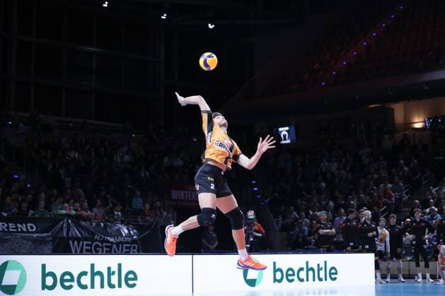 Matthew Knigge (BRVolleys, 02) with the jump impact, BRVolleys vs SV Warnemünde, Bundesliga, 2025_10_21 , Spieltag 3, Photo: Foot.Bowl Thomas Sobotzki Copyright: xFootxBowl ThomasxSobotzkix