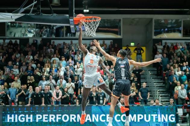 Chemnitz, Deutschland 29. Oktober 2025: BKT EuroCup - 2025 2026 - Niners Chemnitz vs. Ratiofarm Ulm Im Bild: v. li. im Zweikampf Ty Brewer (99) und Nelson Weidemann (ULM) mit einem Dunking am Korb Copyright: xFotostandx xNachtigallx