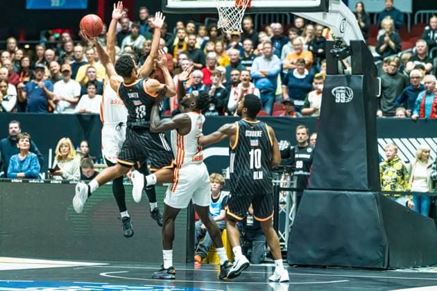 Chemnitz, Deutschland 29. Oktober 2025: BKT EuroCup - 2025 2026 - Niners Chemnitz vs. Ratiofarm Ulm Im Bild: v. li. im Zweikampf Kaza Kajami-Keane (99), Mark Smith (ULM), Amadou Sow (99) und Malik Osborne (ULM) Copyright: xFotostandx xNachtigallx