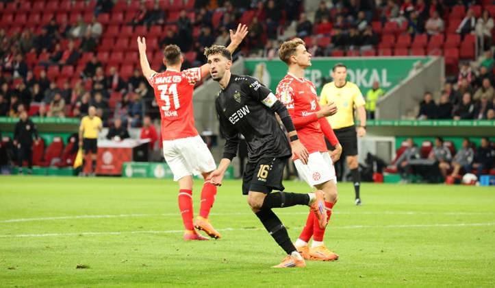 29.10.2025, Deutschland, Mainz, Fußball DFB Pokal 2. Runde, Saison 2025 2026, 1. FSV Mainz 05 vs. VfB Stuttgart, Jubel nach dem 0:2 Tor, Torschütze Atakan Karazor (VfB)