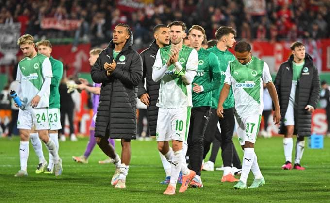 29.10.2025 - Fussball - Saison 2025 2026 - DFB Pokal Vereinspokal - 02. Runde: SpVgg Greuther Fürth ( Kleeblatt ) - 1. FC Kaiserslautern FCK ( Rote Teufel ) - Sportfoto Zink MeZi - xmexzix - regulations prohibit any use of photographs as image sequences and or quasi-video - David Abrangao (40, SpVgg Greuther Fürth ) Branimir Hrgota (10, SpVgg Greuther Fürth ) und Co enttäuscht Enttäuschung nach Spielende