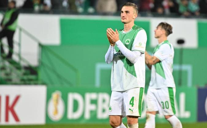 29.10.2025 - Fussball - Saison 2025 2026 - DFB Pokal Vereinspokal - 02. Runde: SpVgg Greuther Fürth ( Kleeblatt ) - 1. FC Kaiserslautern FCK ( Rote Teufel ) - Sportfoto Zink MeZi - xmexzix - regulations prohibit any use of photographs as image sequences and or quasi-video - Philipp Ziereis (4, SpVgg Greuther Fürth ) enttäuscht Enttäuschung nach Spielende