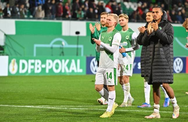 29.10.2025 - Fussball - Saison 2025 2026 - DFB Pokal Vereinspokal - 02. Runde: SpVgg Greuther Fürth ( Kleeblatt ) - 1. FC Kaiserslautern FCK ( Rote Teufel ) - Sportfoto Zink MeZi - xmexzix - regulations prohibit any use of photographs as image sequences and or quasi-video - Jomaine Consbruch (14, SpVgg Greuther Fürth ) David Abrangao (40, SpVgg Greuther Fürth ) enttäuscht Enttäuschung nach Spielende