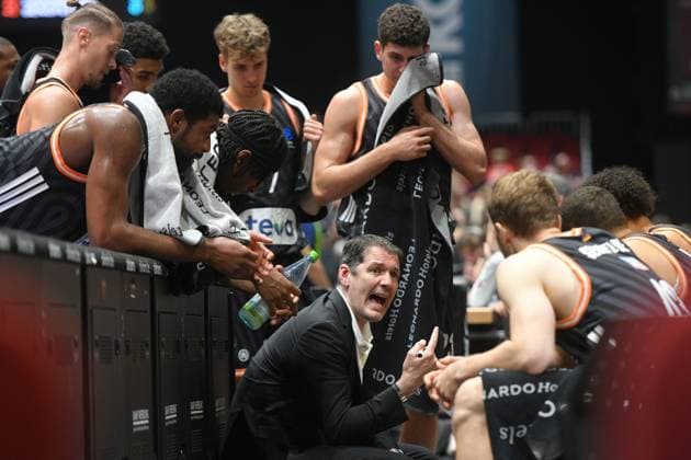Ty Harrelson (Trainer, Head Coach, ratiopharm ulm) Mitte, unzufrieden. GER, NINERS Chemnitz vs. ratiopharm ulm, Basketball, BKT EuroCup, 5. Spieltag, Saison 2025 2026, 29.10.2025 GER, NINERS Chemnitz vs. ratiopharm ulm, Basketball, BKT EuroCup, 5. Spieltag, Saison 2025 2026, 29.10.2025 Chemnitz Copyright: xEibner-Pressefoto BertxHarzerx EP_BHR