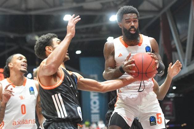 Zweikampf zwischen Mark Smith (ratiopharm ulm) li. und Corey Davis Jr. (NINERS Chemnitz) re., Kevin Yebo (NINERS Chemnitz) li., hinten. GER, NINERS Chemnitz vs. ratiopharm ulm, Basketball, BKT EuroCup, 5. Spieltag, Saison 2025 2026, 29.10.2025 GER, NINERS Chemnitz vs. ratiopharm ulm, Basketball, BKT EuroCup, 5. Spieltag, Saison 2025 2026, 29.10.2025 Chemnitz Copyright: xEibner-Pressefoto BertxHarzerx EP_BHR