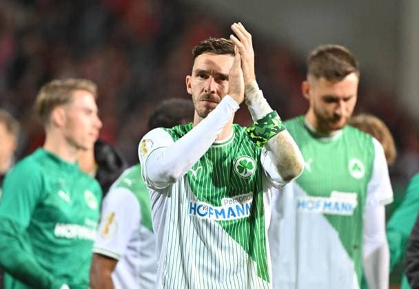 29.10.2025 - Fussball - Saison 2025 2026 - DFB Pokal Vereinspokal - 02. Runde: SpVgg Greuther Fürth ( Kleeblatt ) - 1. FC Kaiserslautern FCK ( Rote Teufel ) - Sportfoto Zink MeZi - xmexzix - regulations prohibit any use of photographs as image sequences and or quasi-video - Branimir Hrgota (10, SpVgg Greuther Fürth ) enttäuscht Enttäuschung nach Spielende