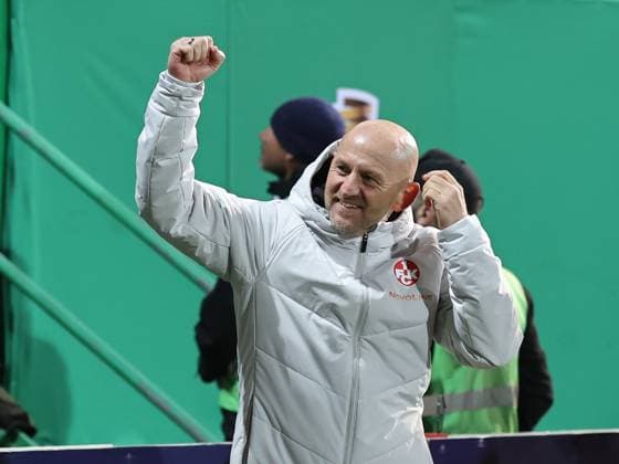 29.10.2025 - Fussball - Saison 2025 2026 - DFB Pokal Vereinspokal - 02. Runde: SpVgg Greuther Fürth ( Kleeblatt ) - 1. FC Kaiserslautern FCK ( Rote Teufel ) - Sportfoto Zink DaMa - xdaxmax - regulations prohibit any use of photographs as image sequences and or quasi-video - Jubel Freude nach Spielende - Torsten Lieberknecht (Trainer 1. FC Kaiserslautern FCK ) winkt Zuschauer Publikum Fans zu