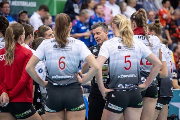 Alexander Waibl (Trainer Dresdner SC) - Ansprache an das Team, Auszeit GER, Allianz MTV Stuttgart - Dresdner SC, Volleyball Bundesliga, VBL, Spielzeit 2025 2026, 29.10.2025 GER, Allianz MTV Stuttgart - Dresdner SC, Volleyball Bundesliga, VBL, Spielzeit 2025 2026, 29.10.2025 Stuttgart Copyright: xSandyxDinkelackerx EP_SDR