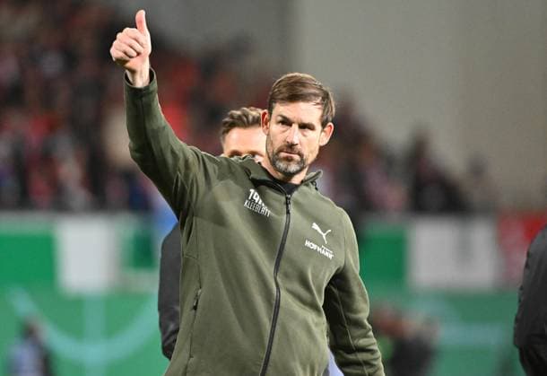 29.10.2025 - Fussball - Saison 2025 2026 - DFB Pokal Vereinspokal - 02. Runde: SpVgg Greuther Fürth ( Kleeblatt ) - 1. FC Kaiserslautern FCK ( Rote Teufel ) - Sportfoto Zink MeZi - xmexzix - regulations prohibit any use of photographs as image sequences and or quasi-video - Thomas Kleine ( Trainer SpVgg Greuther Fürth ) Dunking Dunk bedankt sich nach Spielende bei Fans Fanblock