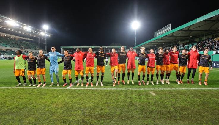 29.10.2025 - Fussball - Saison 2025 2026 - DFB Pokal Vereinspokal - 02. Runde: SpVgg Greuther Fürth ( Kleeblatt ) - 1. FC Kaiserslautern FCK ( Rote Teufel ) - Sportfoto Zink DaMa - xdaxmax - regulations prohibit any use of photographs as image sequences and or quasi-video - Jubel Freude nach Spielende - Mannschaft Team des FCK feiert mit Zuschauer Publikum Fans