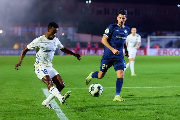 Lubambo Musonda (1. FC Magdeburg, 19) kommt frei zur Flanke GER, FV Illertissen 1921 e.V. vs 1. FC Magdeburg, Fussball, Herren DFB Pokal, 2. Runde, Saison 2025 2026, 29.10.2025 GER, FV Illertissen 1921 e.V. vs 1. FC Magdeburg, Fussball, Herren DFB Pokal, 2. Runde, Saison 2025 2026, 29.10.2025 Illertissen Copyright: xEibner-Pressefoto GeraldxOelze-dexStoppanyx EP_ODS