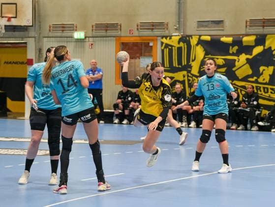 Kaja Kamp Nielsen (Borussia Dortmund, 21) wird im Sprungwurf von Giulia Guarieiro (Thueringer HC, 13) gefoult Borussia Dortmund vs. Thueringer HC, Handball, 1. Bundesliga Frauen, 7. Spieltag, Saison 2025 2026, 29.10.2025 Borussia Dortmund vs. Thueringer HC, Handball, 1. Bundesliga Frauen, 7. Spieltag, Saison 2025 2026, 29.10.2025 Dortmund Copyright: xEibner-Pressefoto DamianxKruczynx EP_DKI