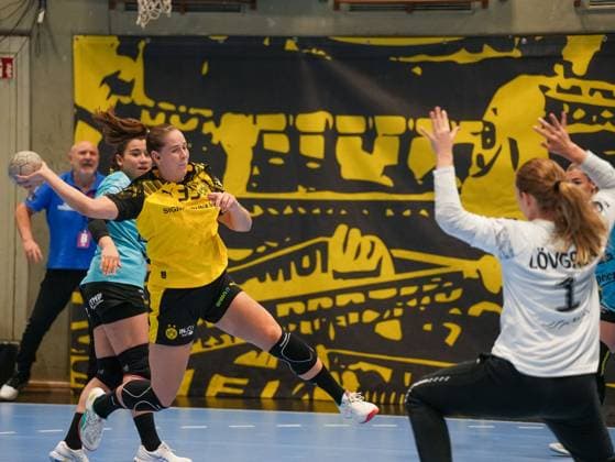 Guro Nestaker (Borussia Dortmund, 33) gegen Christina Lovgren Hallberg (Thueringer HC, 01) im Sprungwurf auf das Tor Borussia Dortmund vs. Thueringer HC, Handball, 1. Bundesliga Frauen, 7. Spieltag, Saison 2025 2026, 29.10.2025 Borussia Dortmund vs. Thueringer HC, Handball, 1. Bundesliga Frauen, 7. Spieltag, Saison 2025 2026, 29.10.2025 Dortmund Copyright: xEibner-Pressefoto DamianxKruczynx EP_DKI