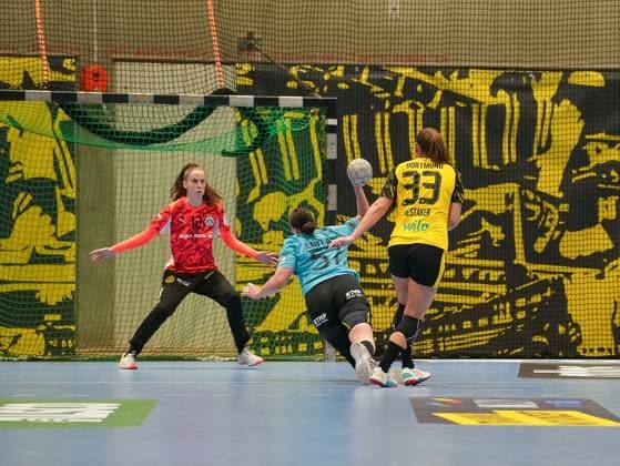 Josefine Hanfland (Thueringer HC, 57) beim Torwurf gegen Sarah Wachter (Borussia Dortmund, 12) Borussia Dortmund vs. Thueringer HC, Handball, 1. Bundesliga Frauen, 7. Spieltag, Saison 2025 2026, 29.10.2025 Borussia Dortmund vs. Thueringer HC, Handball, 1. Bundesliga Frauen, 7. Spieltag, Saison 2025 2026, 29.10.2025 Dortmund Copyright: xEibner-Pressefoto DamianxKruczynx EP_DKI